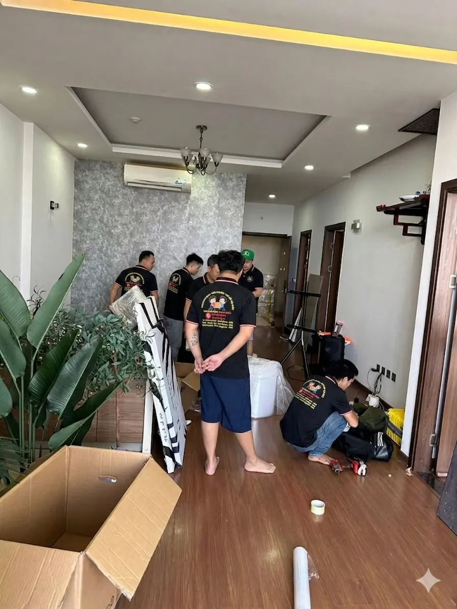 Đội ngũ Minh Đức khảo sát đồ đạc trong căn hộ chung cư